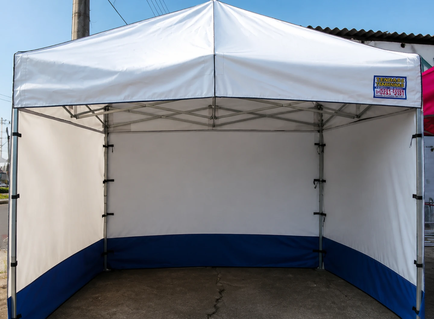 Tenda sanfonada branca e azul com fechamento lateral para comércio